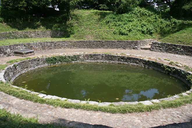 神聖な儀式に使われた「日ノ池」の写真