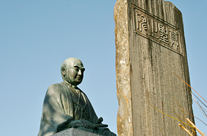 関孝和像と算聖之碑の写真