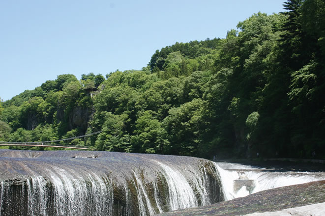 青空と深緑に映える夏の「吹割の滝」の写真