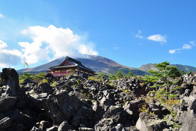 浅間山の頂を望む「鬼押出し園」の写真