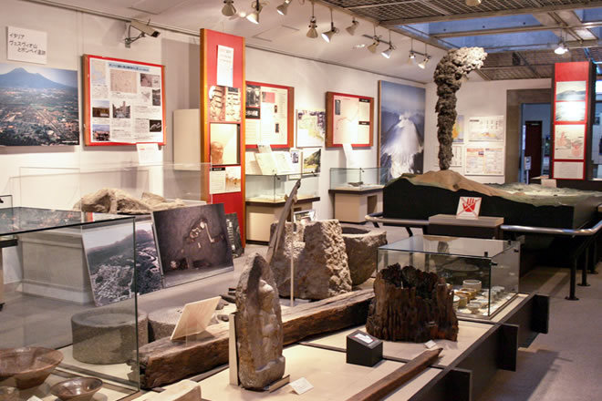 噴火の歴史を紹介する展示室の写真