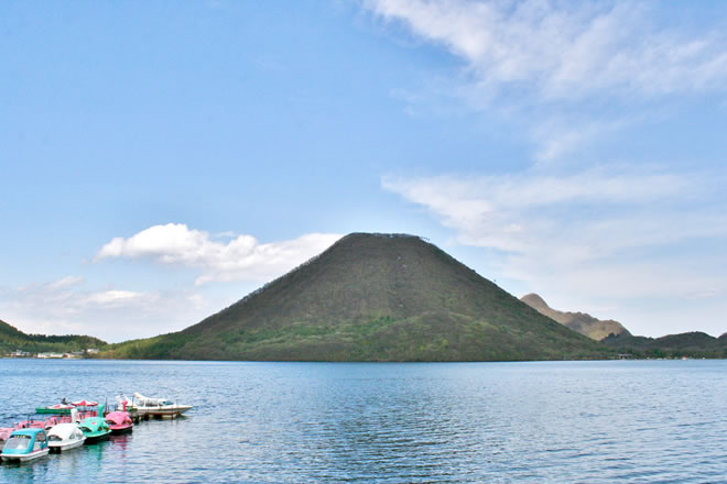 榛名富士を背にした榛名湖の写真