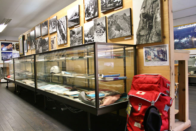 「みなかみ町山岳資料館」で昔の写真や登山道具などが展示されている様子