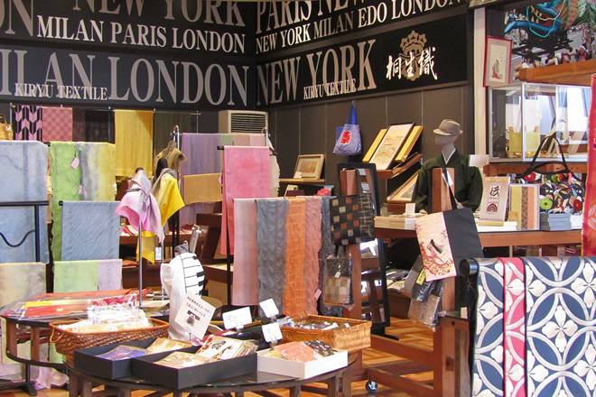 桐生織物記念館の1階で桐生の織物製品を販売しているお店の写真