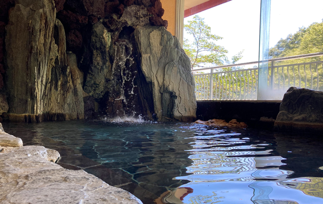 八塩館の大浴場「三波石」の写真