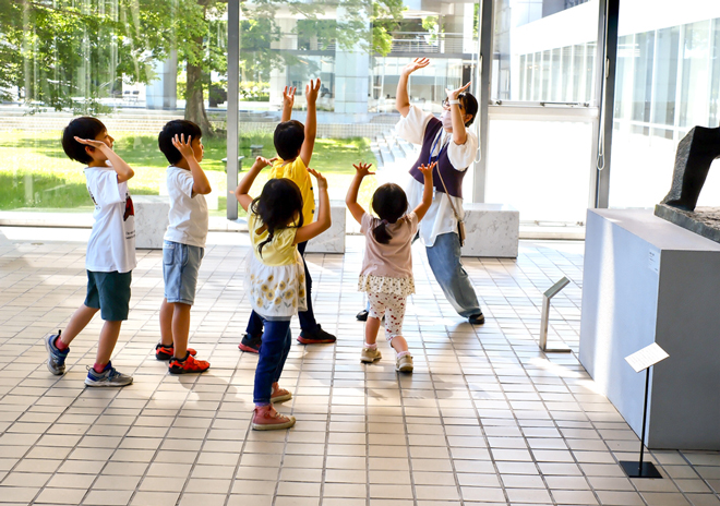 ツアーに参加する子ども写真