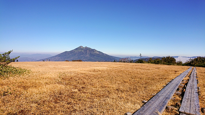 アヤメ平から望む燧ヶ岳の写真