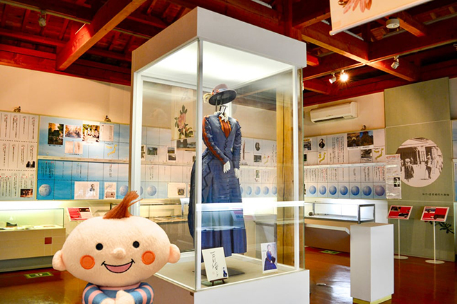 荻野吟子記念館でのほぺたんの写真