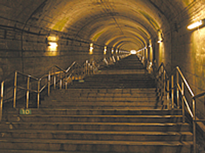土合駅下りホームと地上を結ぶ階段