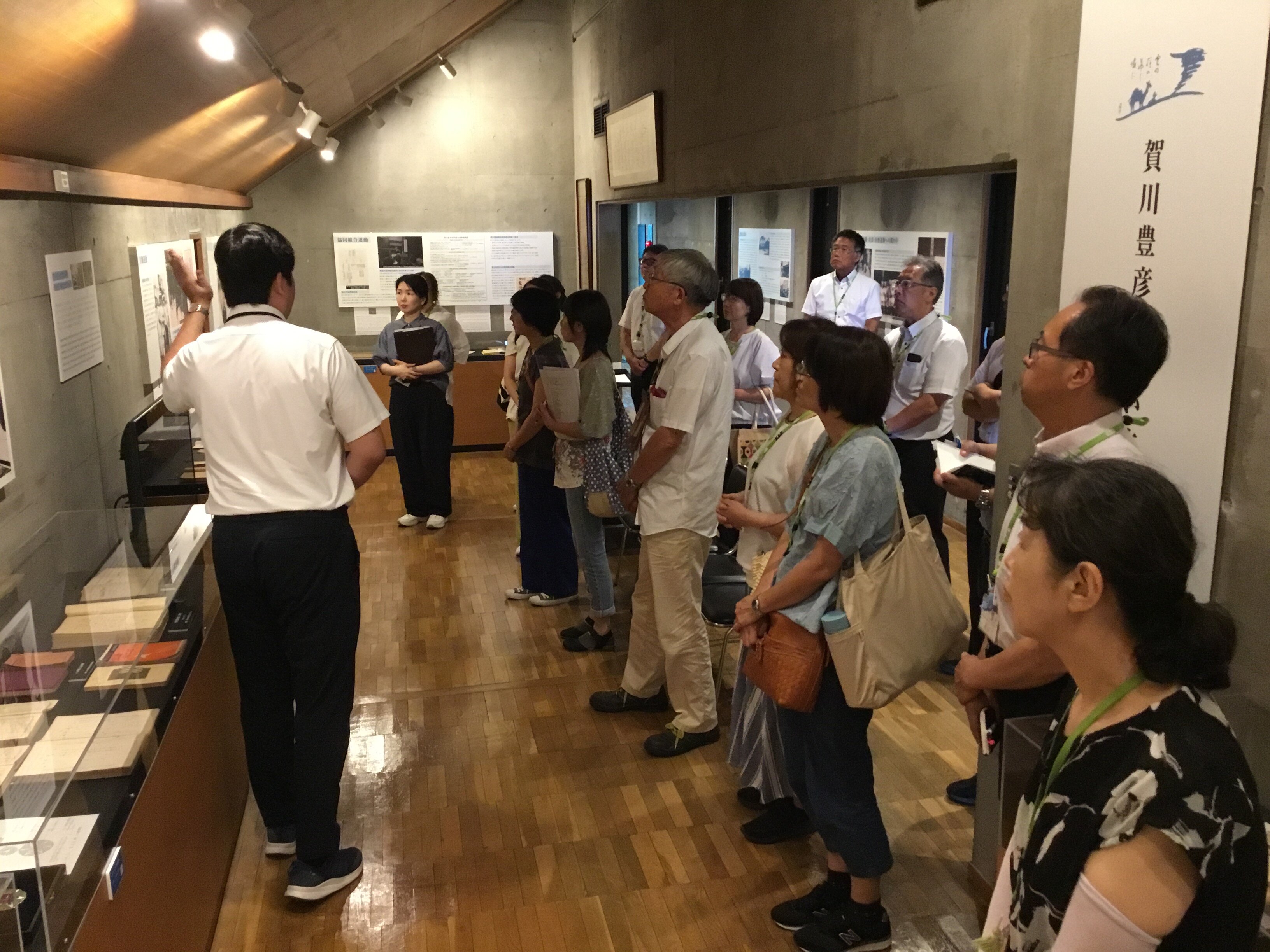 館内で説明を聞きます