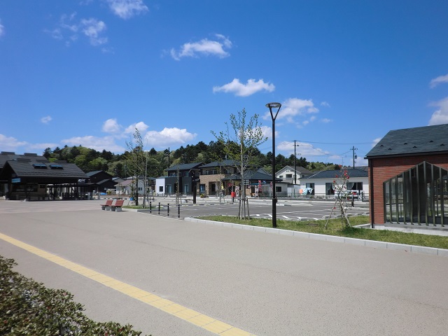▲震災後、高台に移設されたJR仙石線野蒜駅。広場のすぐ先に観光物産交流センターや市民センターがあります。