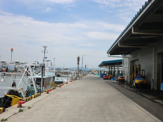 ▲漁港には、製氷工場や荷捌き場などの機能が揃った亘理荒浜魚市場が控えています。