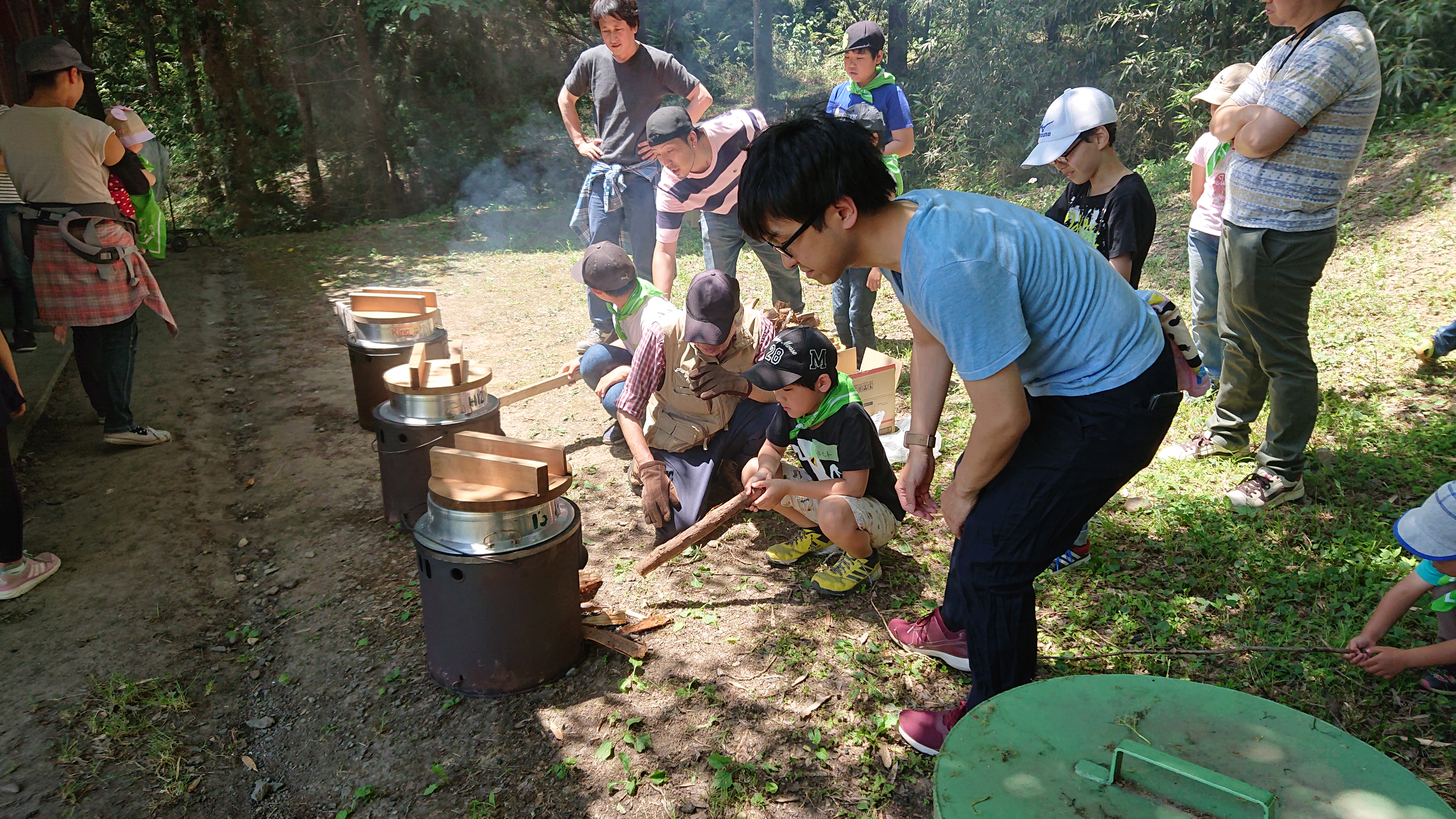 子どもたちが講師の滋野さんに教わりながら薪くめを体験しまました。 炊き上がったごはんは、すごくいい香りがしました。